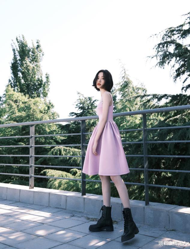 峨眉山周美人|唐艺昕最新“性感写真”，挖空吊带裙配黑丝袜，网友：差点认不出