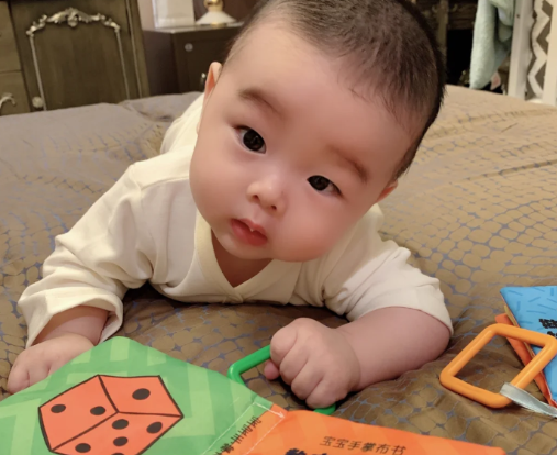 贝贝豆育儿课堂|宝宝出生第一年,这份宝宝喂养和护理干货表,家长要提前收好