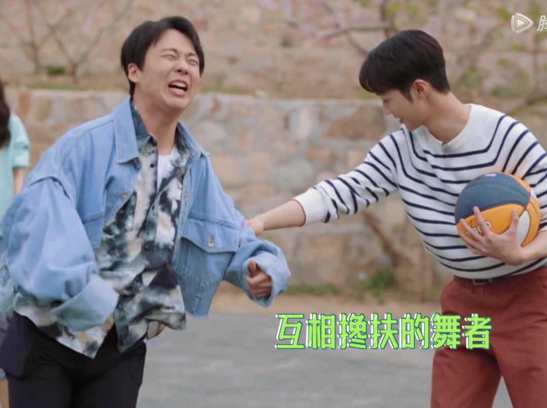 郭麒麟|郭麒麟的家教绝了！打球被张翰伤到脚疼出猪叫声，开口一句话真涨粉