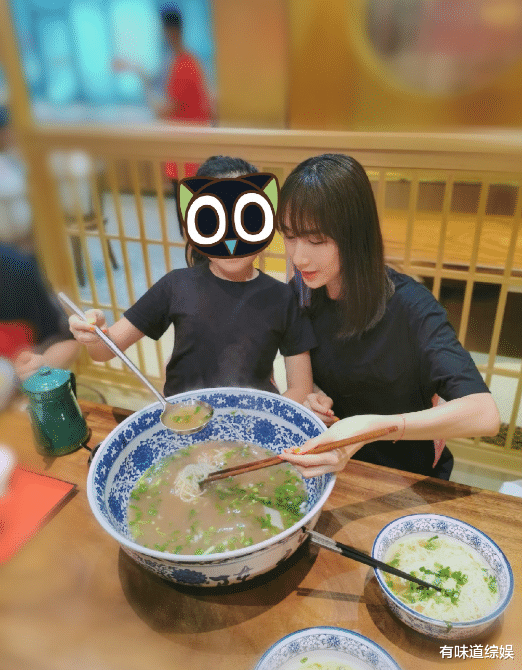 雷佳音|雷佳音称自己老婆比热巴好看多了，看到照片后，网友：这身材服了