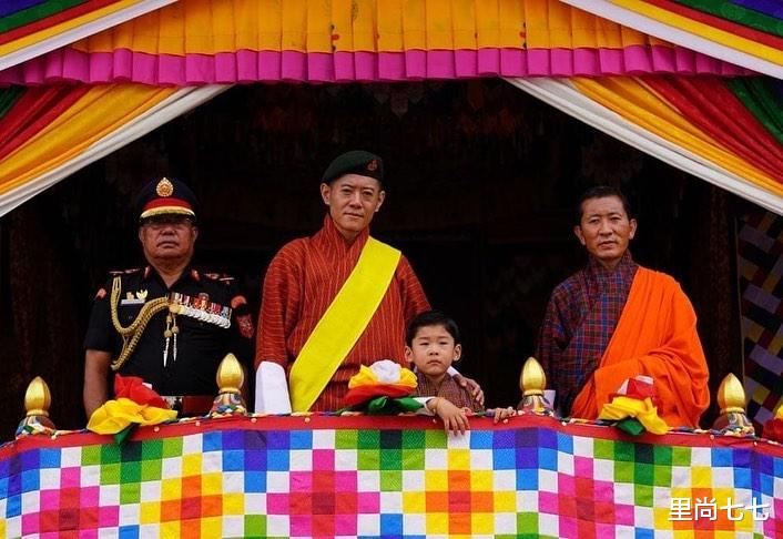 里尚七七|不丹王室齐聚阅兵式，国王主动搂王后秀恩爱，5岁龙太子一脸苦相