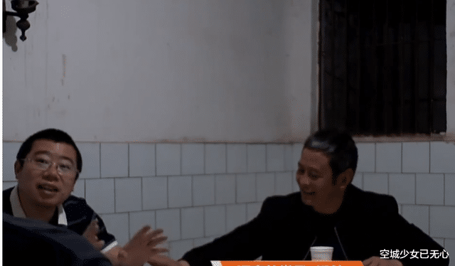 男子上山扫墓,却发现母亲的坟被挖开,棺木上还被修建了水泥路