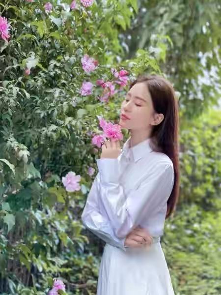 加菲猫说时尚|刘诗诗活动生图看呆！穿渐变深v礼服秀性感曲线，22万名表超大牌