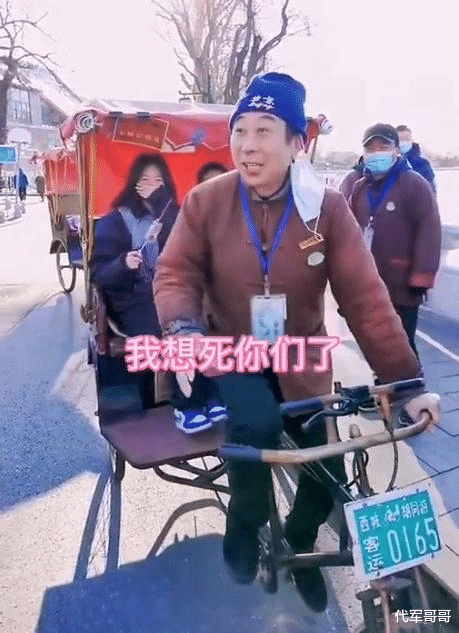 冯巩|同样都是64岁老艺术家！冯巩街头蹬三轮获赞，潘长江直播卖酒被吐槽