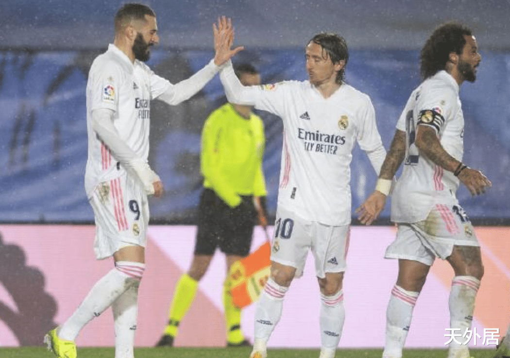 皇家马德里|射门14-1碾压，比分2-0！皇马距榜首差5分，西甲冠军悬念一夜归来