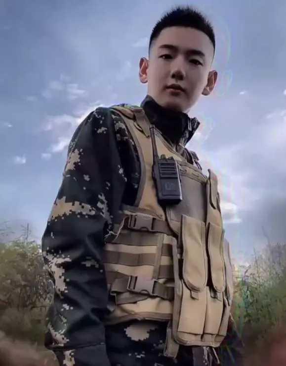  风小逸晒“军装照”以证清白遭网友疯狂吐槽：换个马甲照样认识你