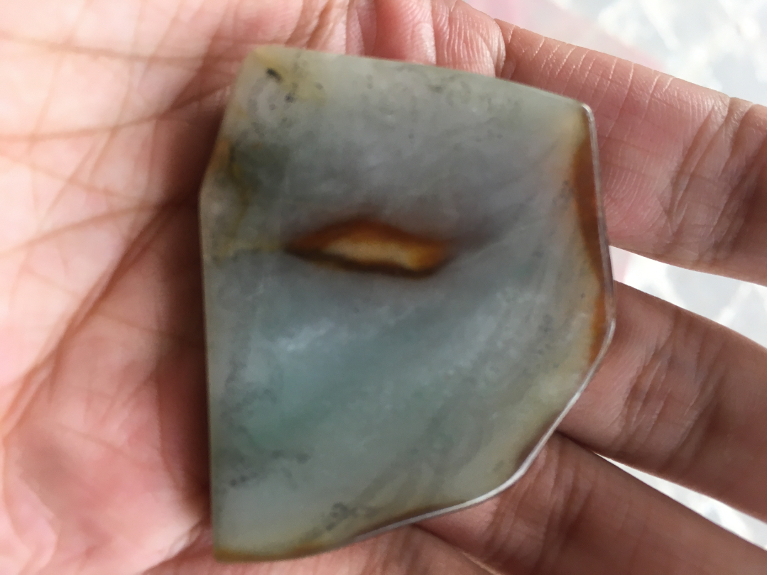 玉雕|玉雕师化瑕为瑜巧雕佳人，黄金难掩绯容！