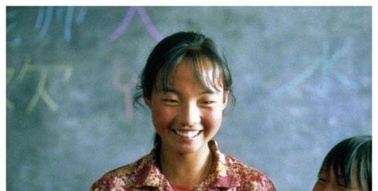 胡一天|98年张艺谋捧红农村姑娘，又亲手浇她一头冷水“你不适合娱乐圈”