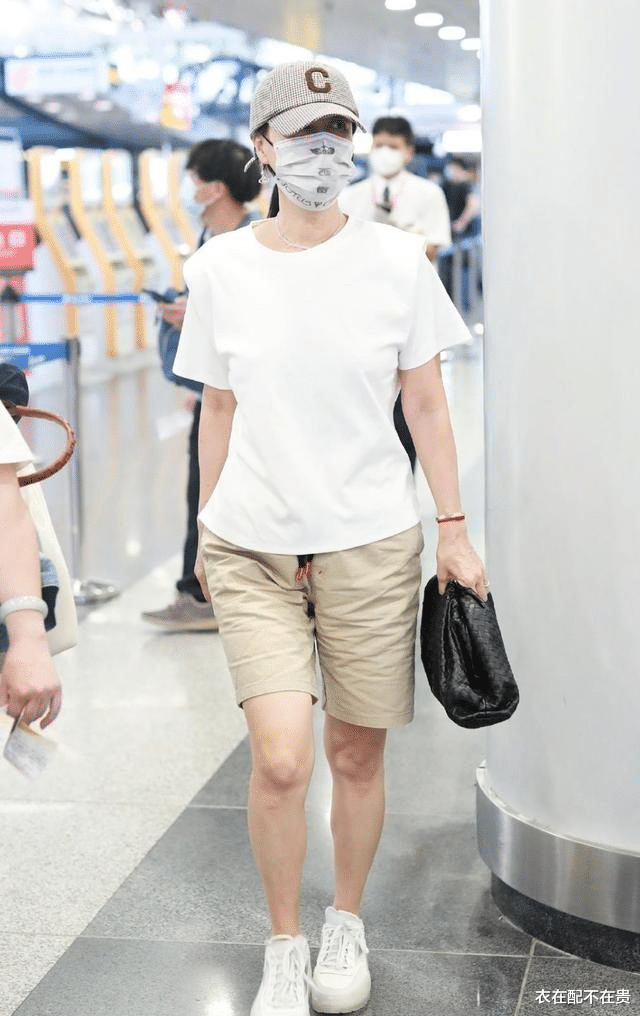 衣在配不在贵|那英走机场挺接地气，皱巴巴的五分裤也敢穿出门，和普通人没区别
