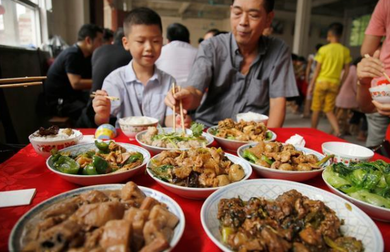 |嫂子家乔迁设宴,一进厨房看懵了,这样的设计真有才,拍下来学学!