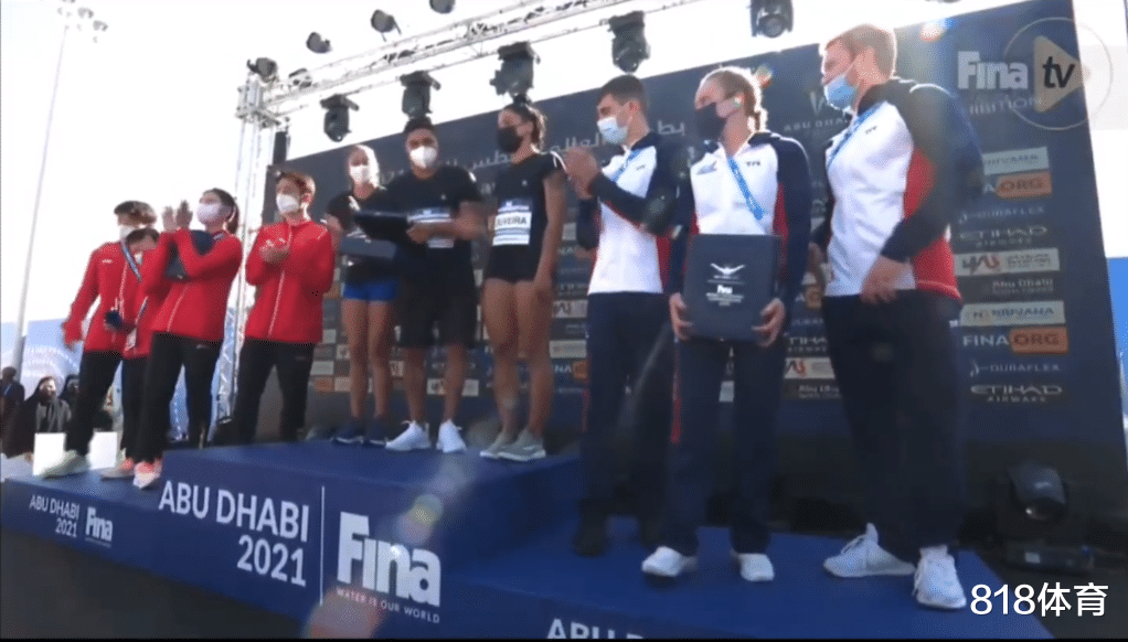 全红婵|笑不活了! 全红婵颁奖鼓掌突然发现右手抱着奖杯, 于是左手拍大腿鼓掌