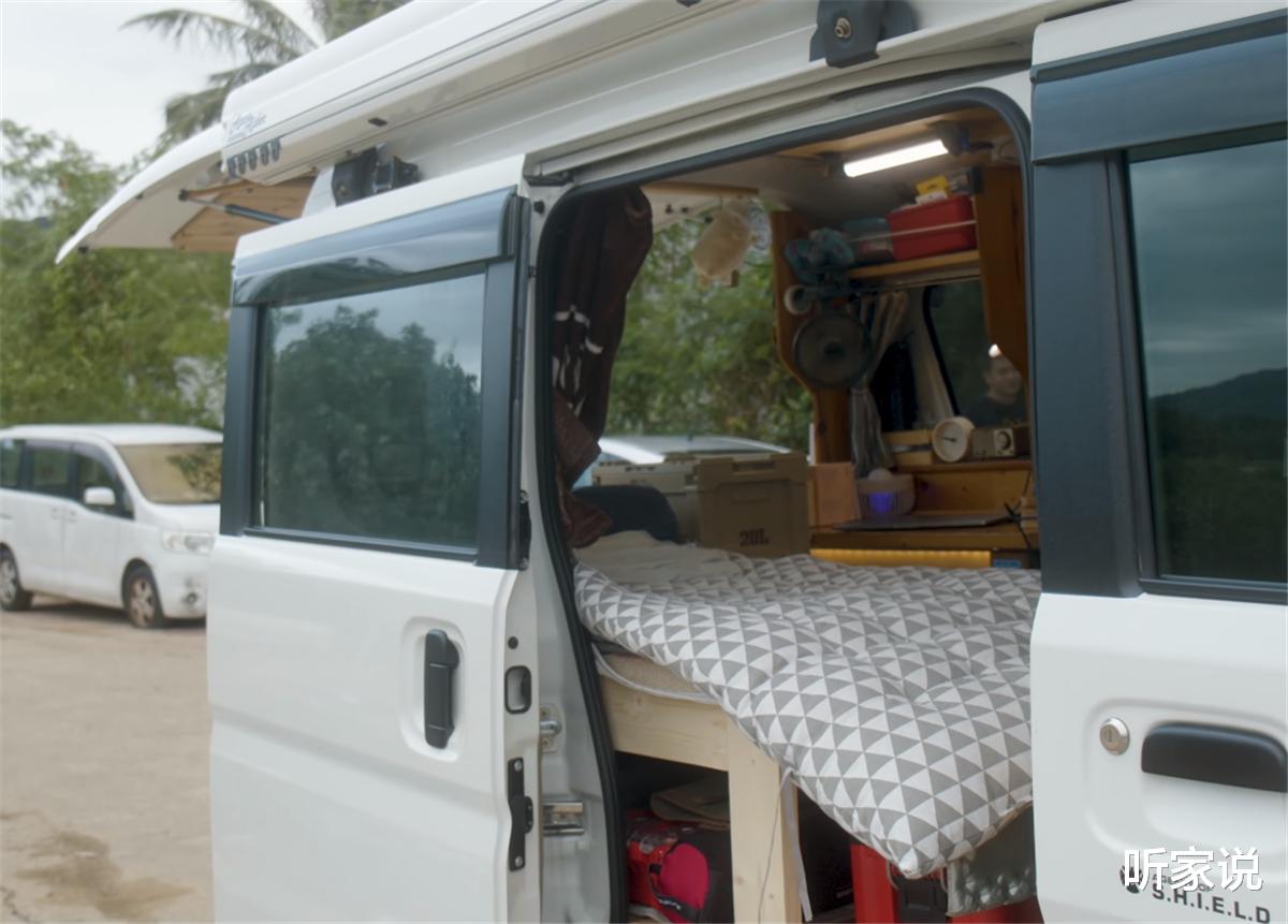 香港29岁“斜杠青年”，有家不回却住进3㎡的面包车上，转眼已2年