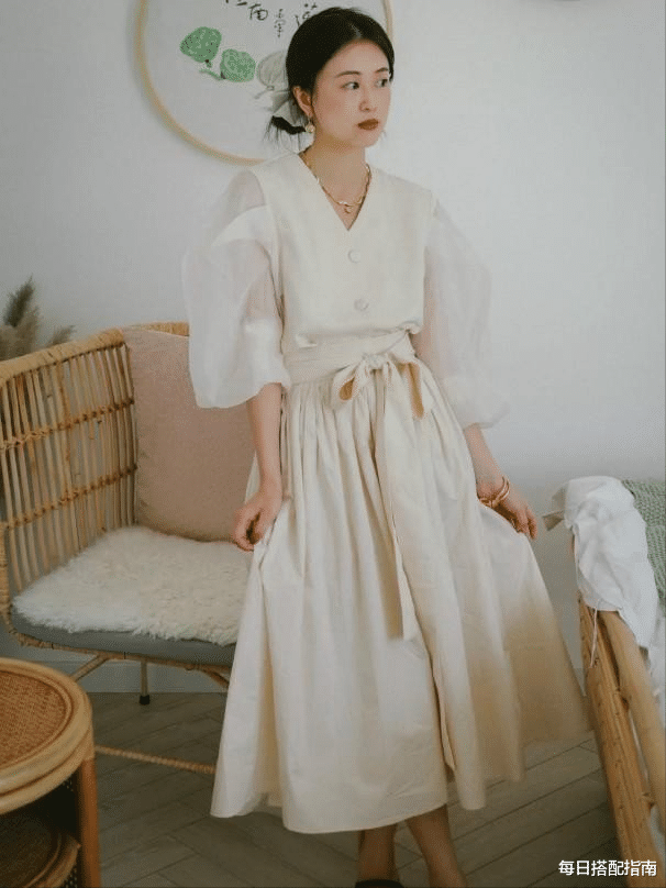 每日搭配指南|建议黑黄皮的女孩，夏天多穿这4个“显白色”，温柔又有气质