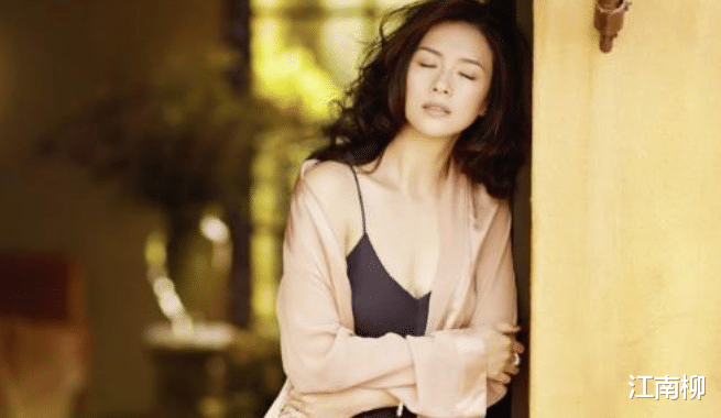 章子怡|章子怡前往机场，5岁女儿身穿皮草大衣，预计是下一个王诗龄