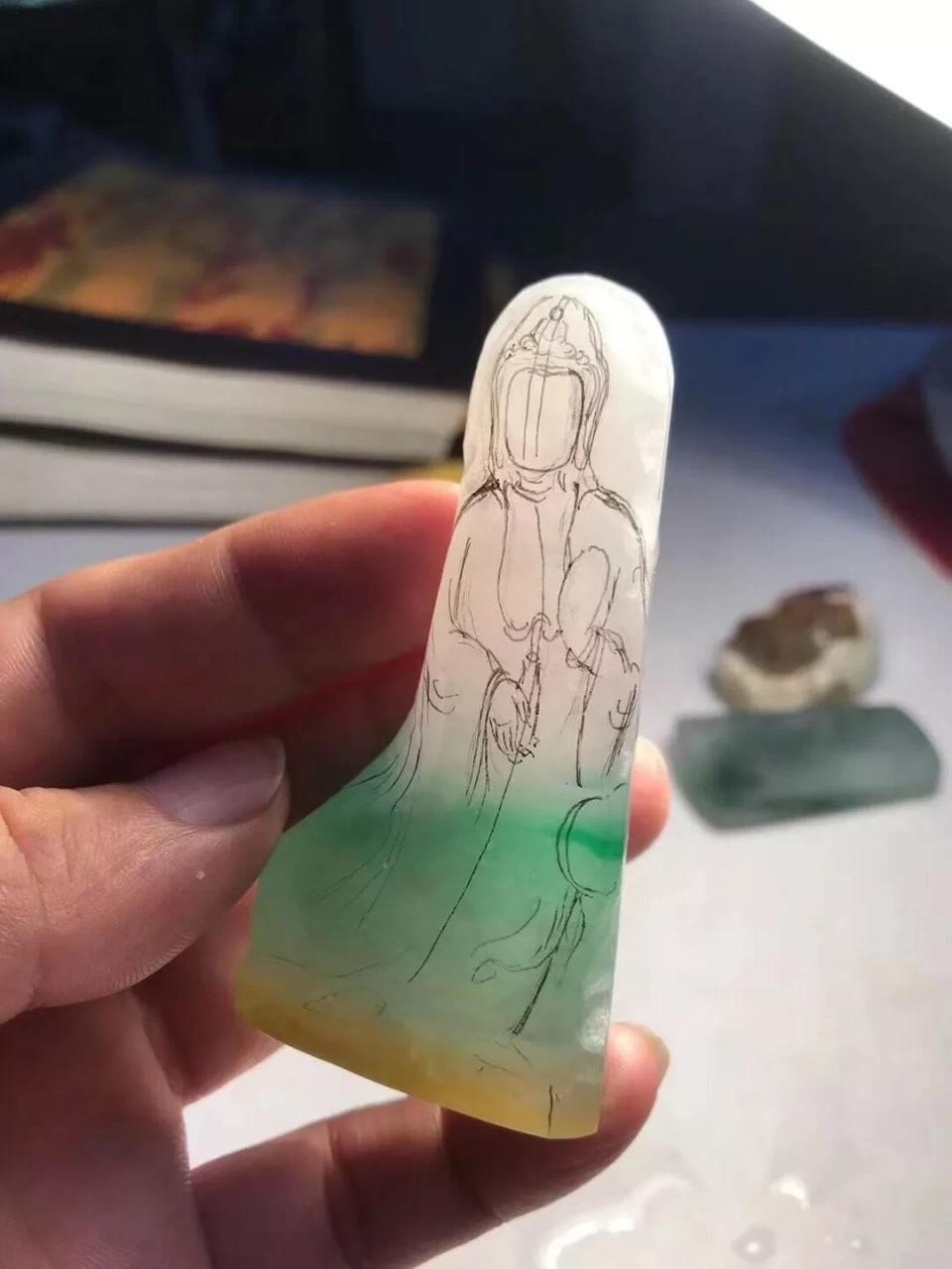 翡翠|一块三彩翡翠边角料,通过玉雕师的妙手后,最终华丽蜕变!