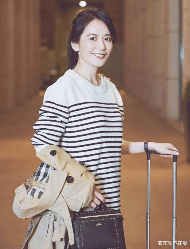 条纹衫|俞飞鸿：高级不费劲的美！穿条纹衫扎马尾很清爽，同龄人可照着穿