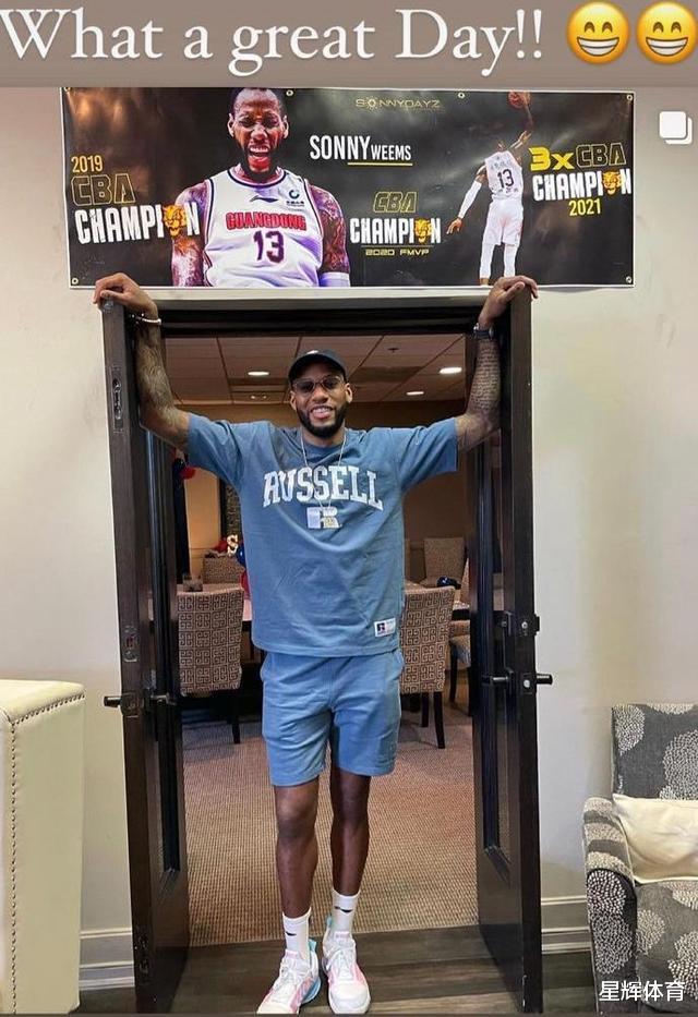 索尼·威姆斯|威姆斯在家里开夺冠派对！挂起三连冠海报，拥抱娇妻合影大秀恩爱