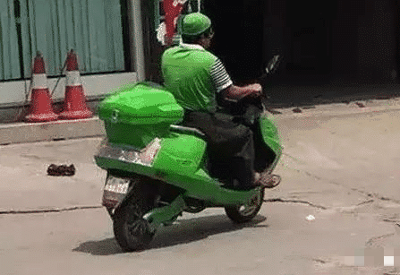 萌萌萌说|“为了庆祝基友退役归来，一男子竟换上女装欢迎？”哈哈好羡慕