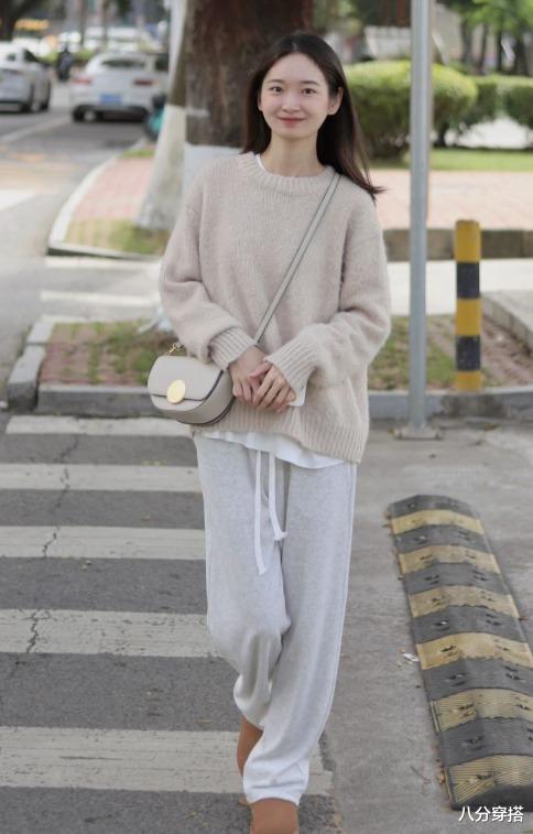八分穿搭 阔腿裤out了！快来尝试今年流行的“运动裤”，休闲百搭还遮肉
