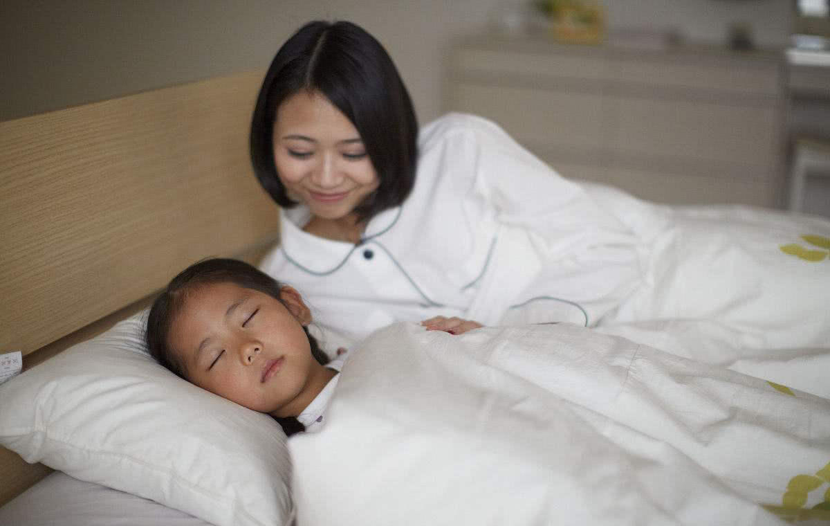 哑铃妈妈|女孩在路上来“初潮”，白裤子都染红了还不知，幸得暖心阿姨相助