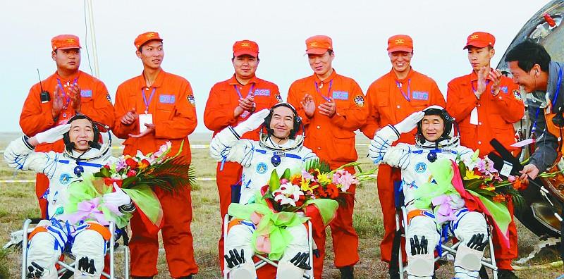 宇航员刚返回地球,为什么都站不起来,要坐在轮椅上被抬着走?