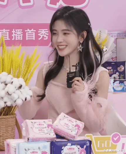 鞠婧祎|鞠婧祎参加活动，做大笑表情五官也没崩，是不是“天然脸”一目了然