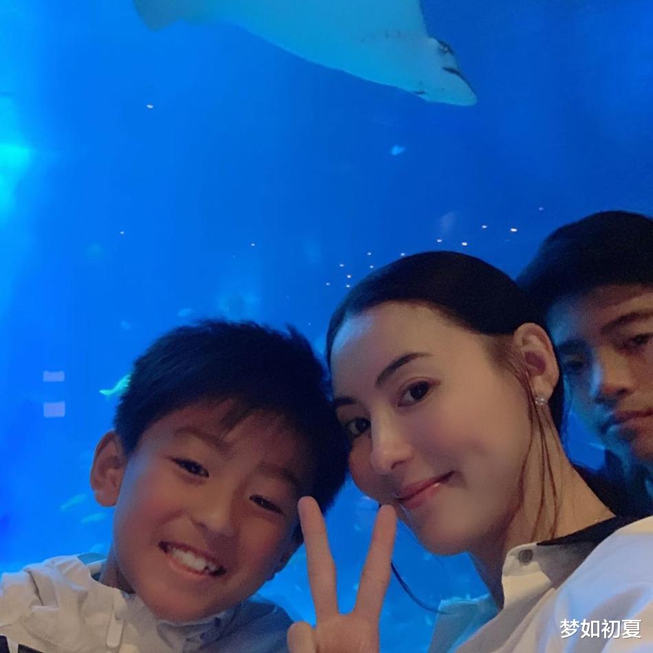 张柏芝|张柏芝清晨起床直播，身后男子正在穿衣服，疑在张柏芝家过夜