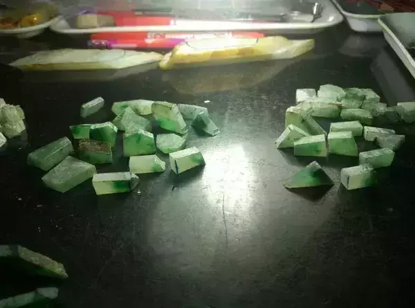 翡翠|看看他人是怎么做的，翡翠边角料，你还在傻呵呵的丢掉？