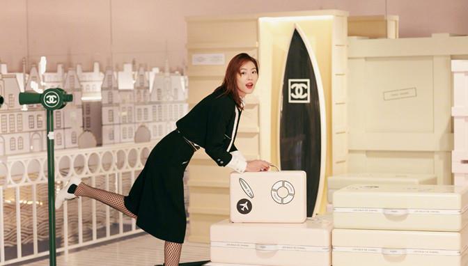 方脸妹说时尚|刘雯近照快瘦成麻杆,穿睡裙走机场好惊艳,喇叭裤填不满目测80斤