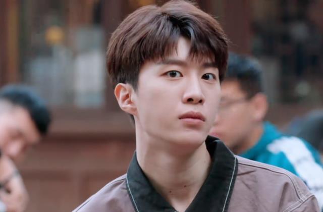 欧阳娜娜|欧阳娜娜穿衣服露出肩带，被提醒后还不收敛，范丞丞都舍不得移眼