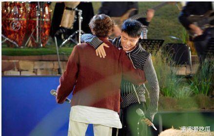 谭咏麟|71岁谭咏麟泪洒音乐会？与李克勤再唱经典歌曲，网友：看哭了