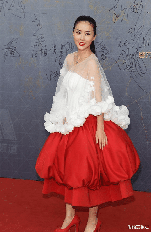 时尚美妆妞 颜丹晨厉害了，把“土味”红绿印花裙穿出高级感，一般人不敢试