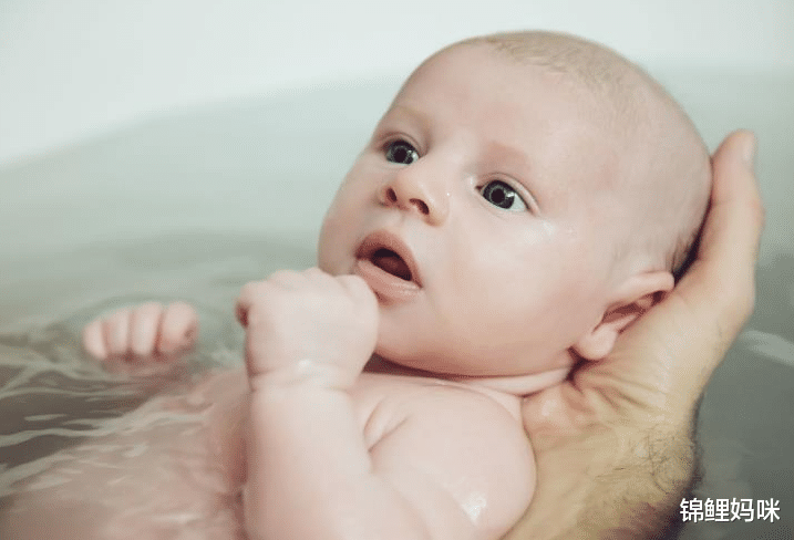 锦鲤妈咪|宝宝洗澡时不经意的举动，暗含着性格差异，家长发现了吗？