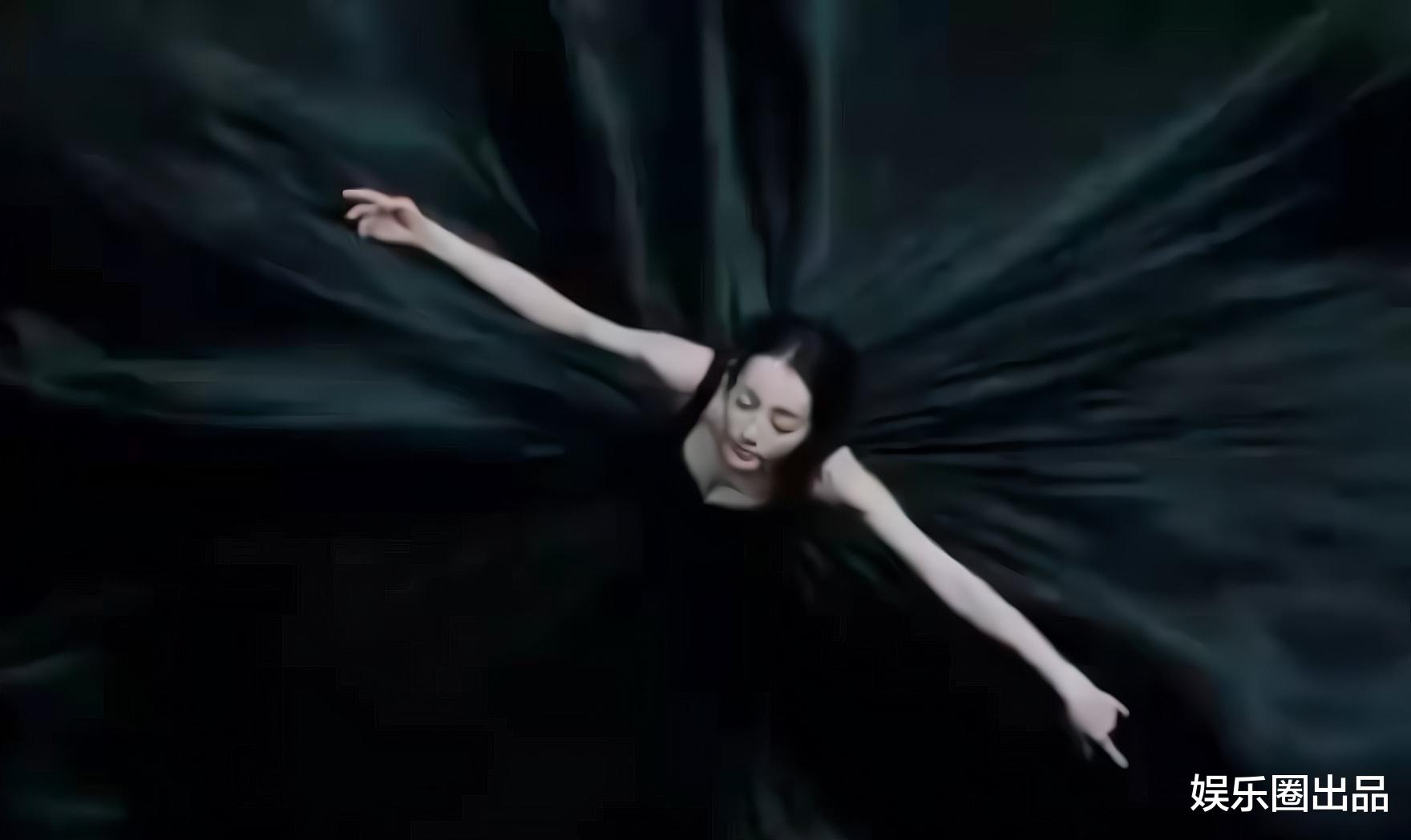 迪丽热巴|迪丽热巴穿尖领长裙拍写真，拍照动作太豪放，被质疑博眼球