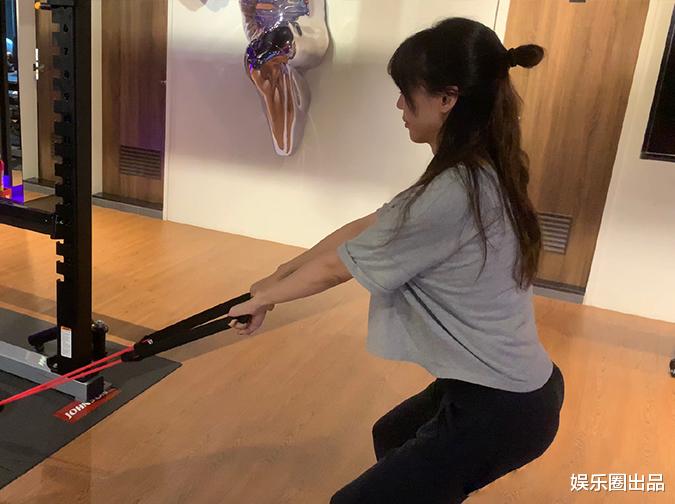 李靓蕾|李靓蕾健身照被翻出，穿灰色短袖扎丸子头，造型清爽身形傲人