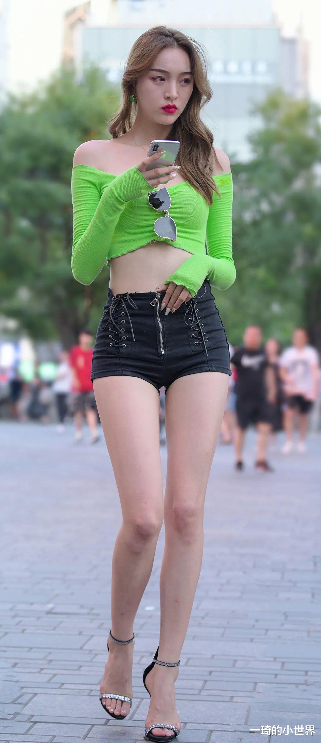 一琦的小世界|?这裤子太显腿了吧，应该很多女生会羡慕