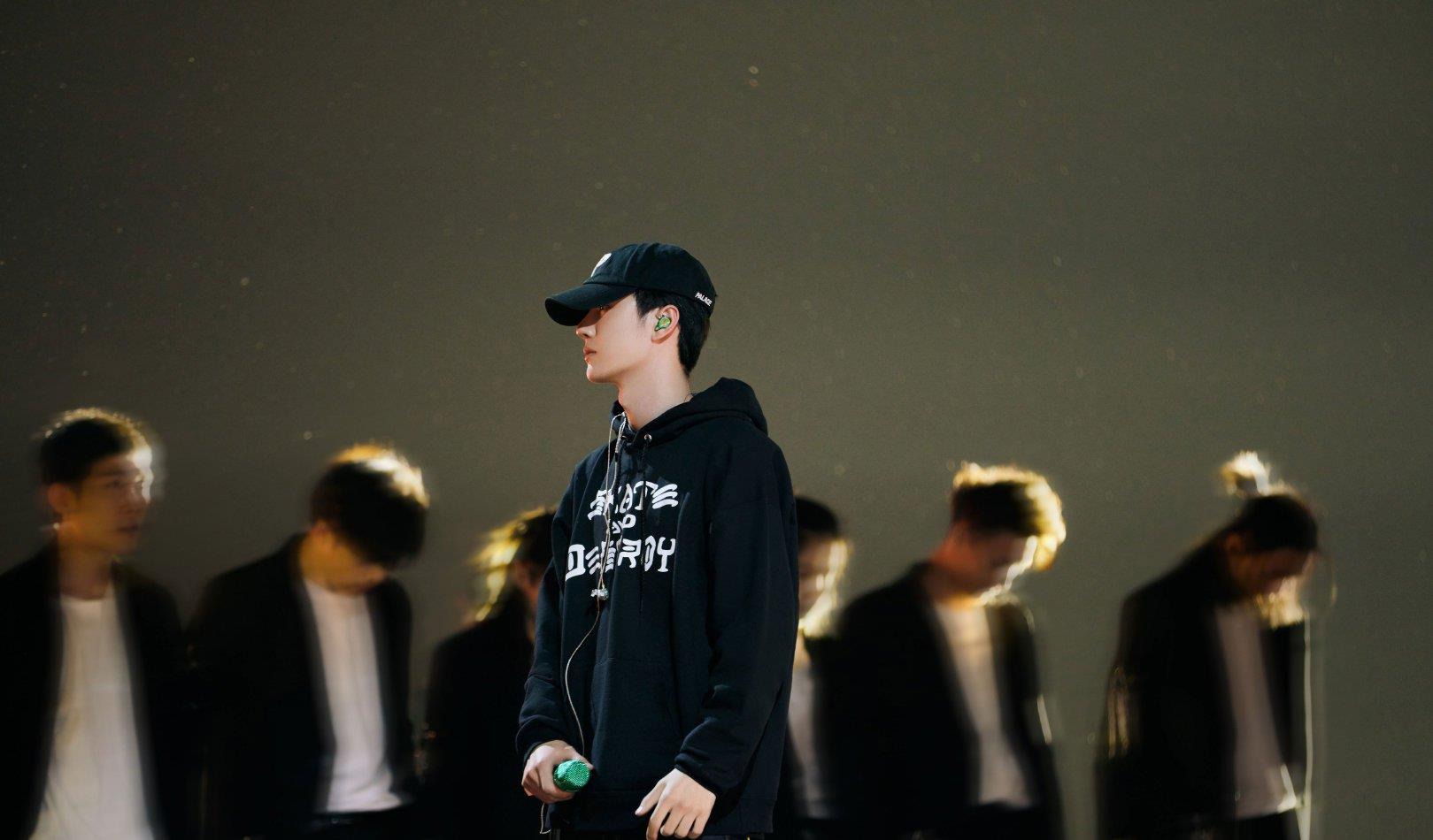 王一博|王一博跨年彩排现场，氛围感轻松，涵哥现身温暖助力