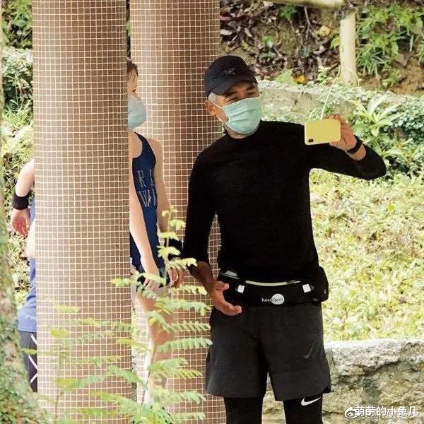 周润发|65岁周润发满头白发，吃路边摊，捐56亿后，晚年生活变化巨大