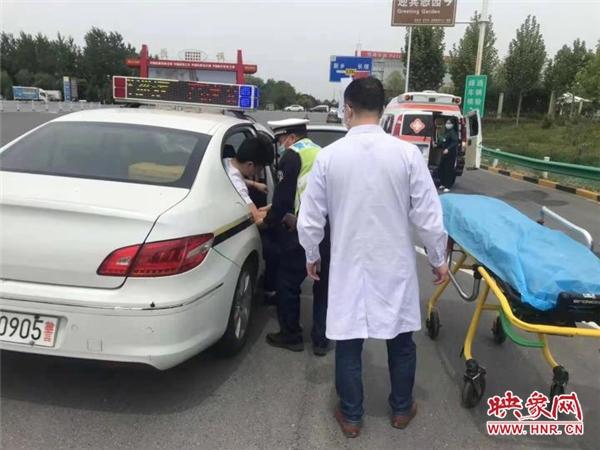 河南联播 大广高速新乡大队交警快速救助事故伤员