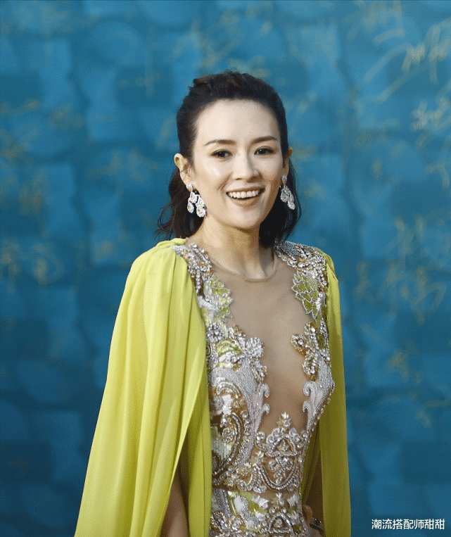 潮流搭配师甜甜 章子怡这裙子看着就挺冷的，都透肉造型还挺大方的，让人饱眼福