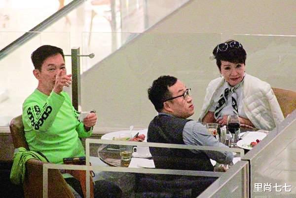 狄波拉|狄波拉携夫聚餐，全程训话不给老公面子，暑天肩披羽绒服似大姐