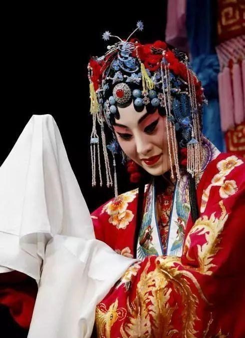 京剧|张火丁的火爆应是京剧的幸运，为什么同行对其口诛笔伐，这行水深