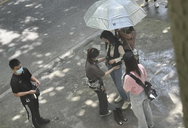 杨幂|杨幂拍戏被偶遇，被赞“人间腿精”，三名助理围成一圈贴身侍奉