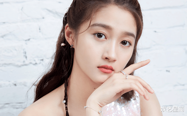 迪丽热巴|红毯盛宴！迪丽热巴大秀事业线，baby不甘落后，关晓彤肚子显大？