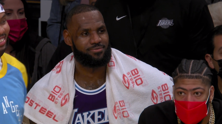 勒布朗·詹姆斯|43+14！詹皇又狂刷多項(xiàng)歷史紀(jì)錄，多次暴扣搖頭晃腦開心慶祝