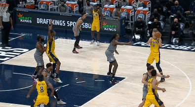 詹姆斯·哈登|爭議！哈登遭蓋帽狂人肘擊，裁判研究錄像決定，給予一級惡犯