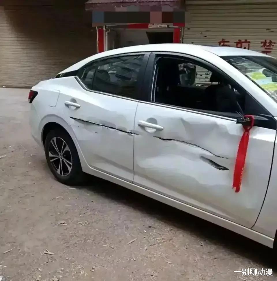 车主气疯:贷款买的日产天籁 ,贴牌都还没下来呢!就被弄成了重大事故车