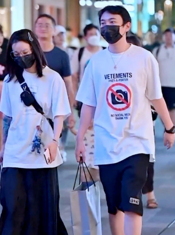 王思聪|王思聪又换新女友！深夜在酒吧热吻旁若无人，一掷千金再包场