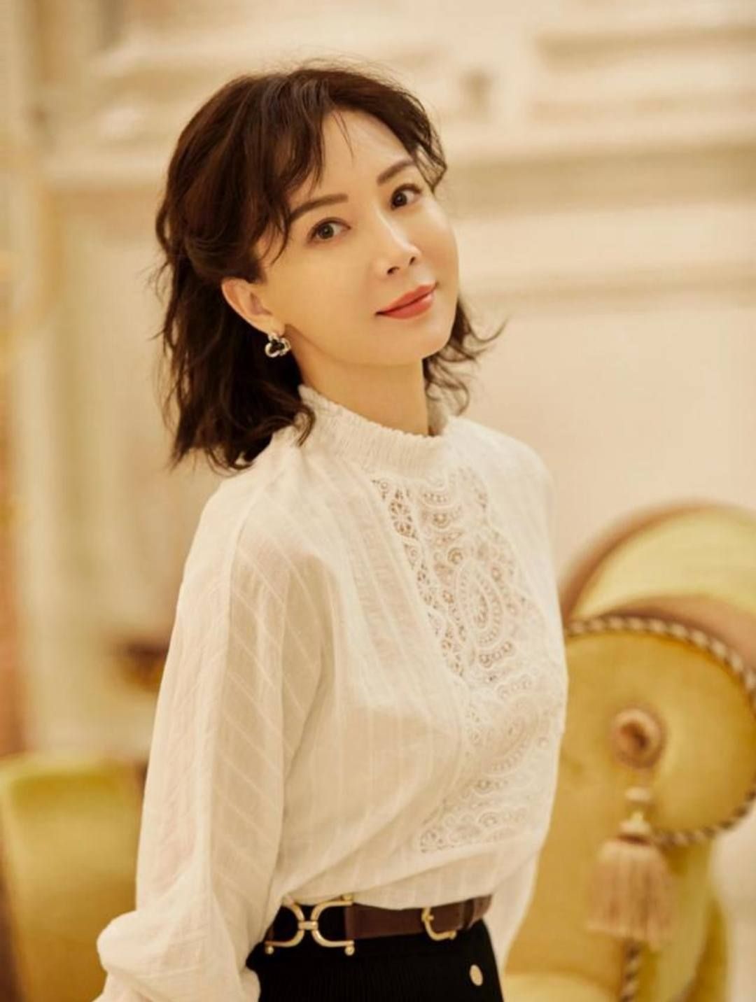 短发 女人上了年纪适合什么发型？不如学陈数袁泉剪短发，减龄又显气质