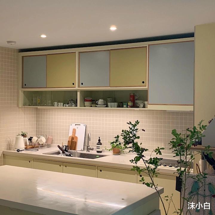 |晒她80小房子，主卧改成客厅，自己睡4㎡房间，开门就躺下！爱了